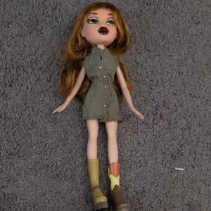 Brats Meygan With One Outfit And Mismatched Shoes